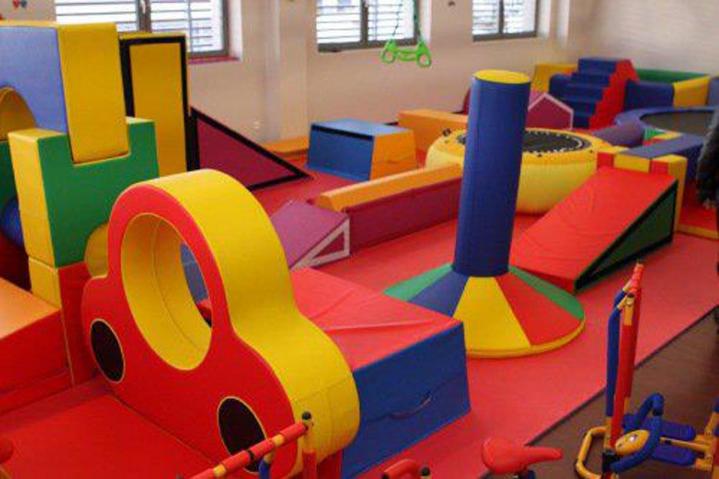 Salle et équipement adaptés aux enfants